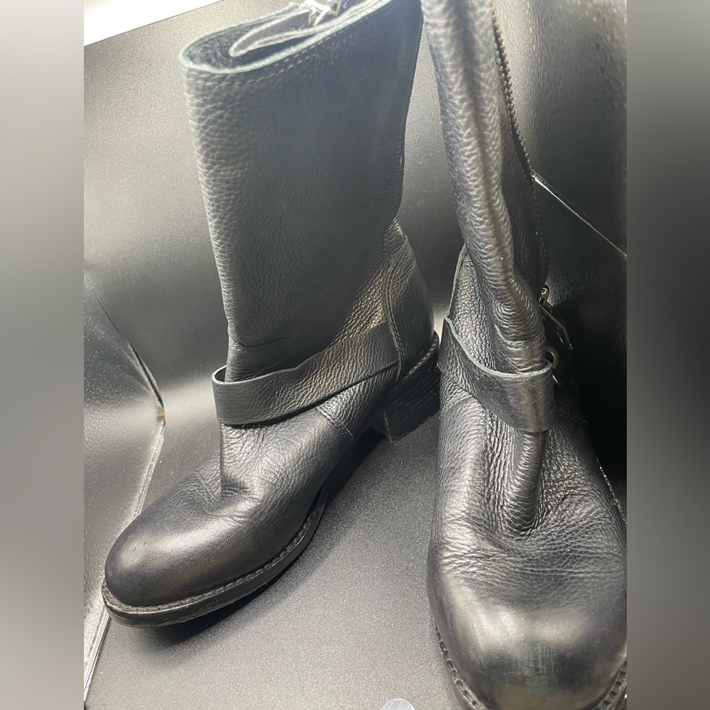 Vince Camuto Black Leather Ankle Boots Size 7.5 B Zip Up Great Condition - Picture 6 of 8